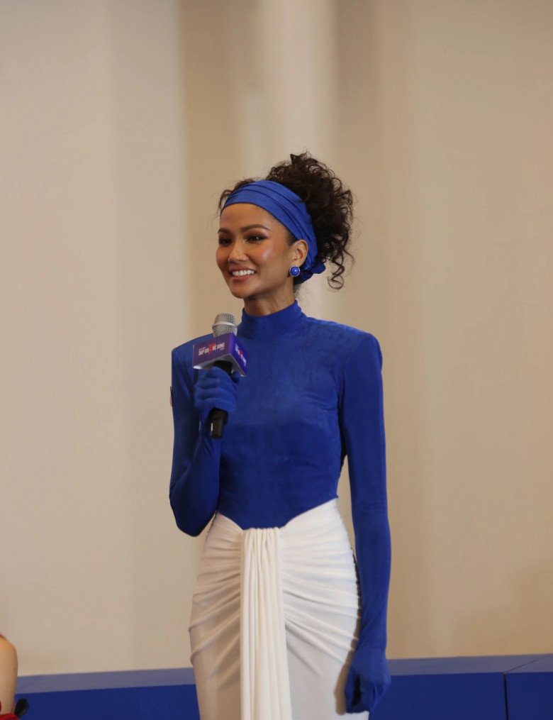 View - Chị Đẹp Đạp Gió Rẽ Sóng: Sao nữ nhà trăm tỷ xuất hiện với kim cương lấp lánh, Mỹ Linh quyền lực như giám khảo