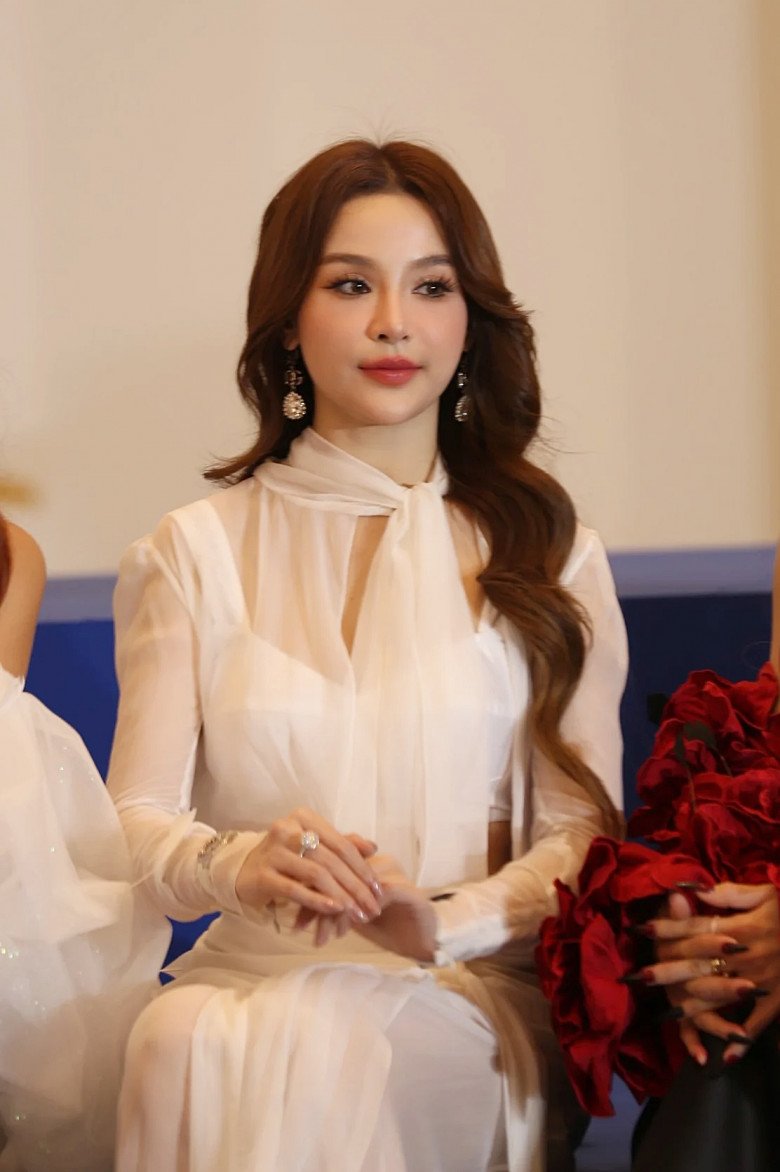 View - Chị Đẹp Đạp Gió Rẽ Sóng: Sao nữ nhà trăm tỷ xuất hiện với kim cương lấp lánh, Mỹ Linh quyền lực như giám khảo