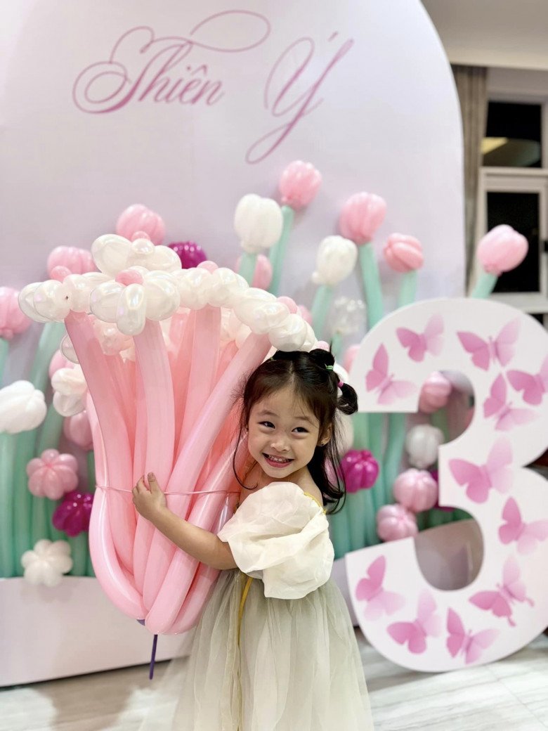 View - Pha Lê khoe được chồng cũ Hàn Quốc tặng quà "siêu đẹp siêu xịn” cho con gái, mẹ bỉm tấm tắc khen tinh tế