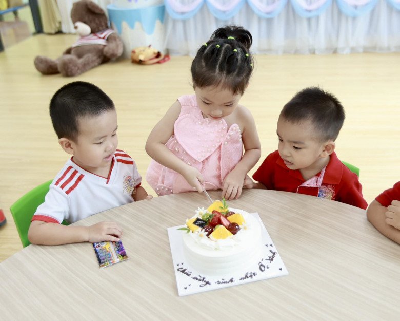 View - Pha Lê khoe được chồng cũ Hàn Quốc tặng quà "siêu đẹp siêu xịn” cho con gái, mẹ bỉm tấm tắc khen tinh tế