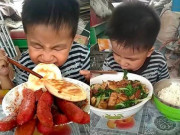 Yêu con - Con đi học về mách mẹ ở trường ăn không no, cô giáo xem bữa ăn ở nhà thì tá hoả