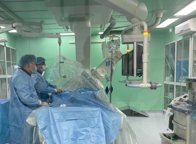 Ê-kíp phẫu thuật cho sản phụ B.