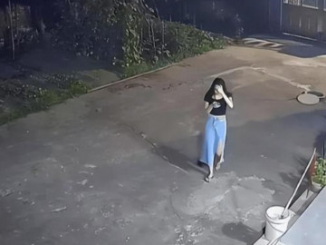 Xem camera nhà hàng xóm, chồng đứng không vững khi thấy việc vợ làm mỗi đêm