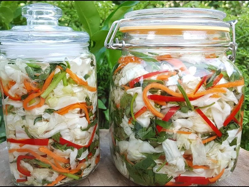 Dưa bắp cải muối chua là một trong những món ăn kèm dân dã, rẻ tiền của người Việt nhưng lại có hương vị thơm ngon. Nó giúp kích thích vị giác, đem lại cảm giác ăn ngon miệng, chống ngán cho những bữa ăn nhiều thịt cá.
