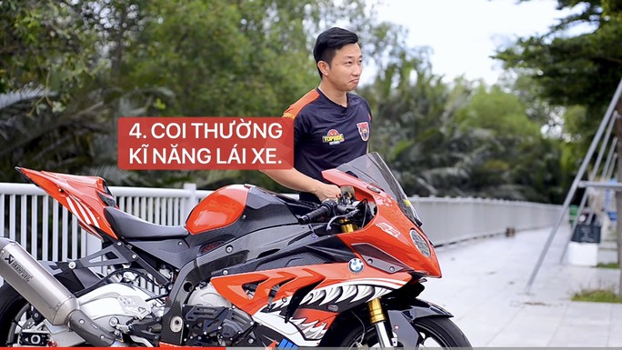 View - Chân dung thầy dạy lái mô tô của người mẫu Ngọc Trinh