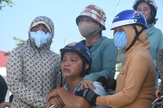 View - Người thân gục khóc bên thi thể ngư dân tàu gặp nạn