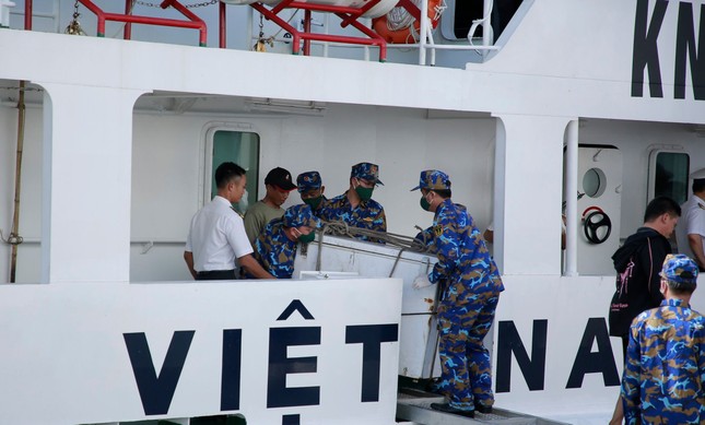 View - Người thân gục khóc bên thi thể ngư dân tàu gặp nạn