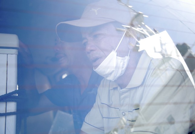 View - Người thân gục khóc bên thi thể ngư dân tàu gặp nạn