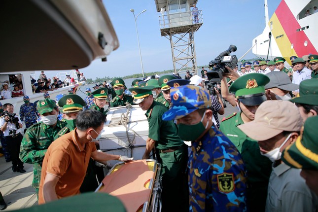 View - Người thân gục khóc bên thi thể ngư dân tàu gặp nạn