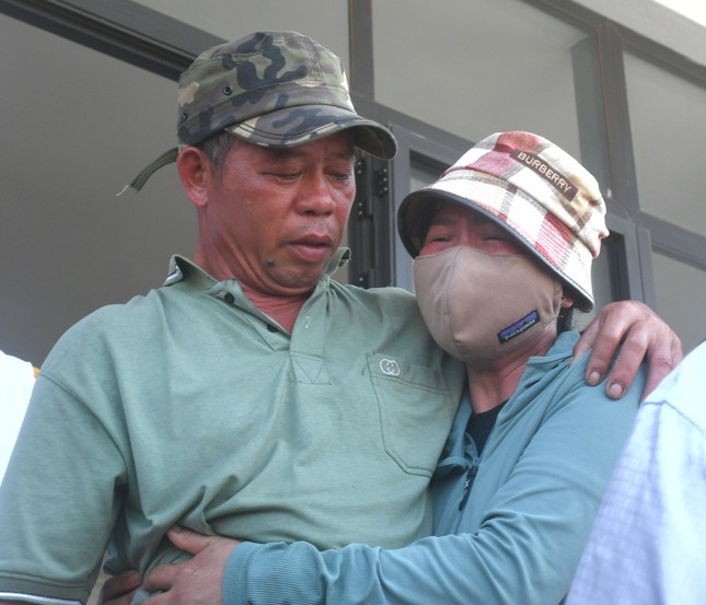 View - Người thân gục khóc bên thi thể ngư dân tàu gặp nạn