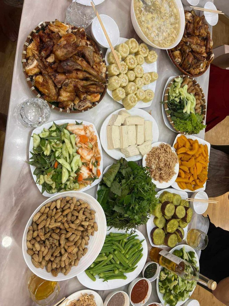 View - Bữa ăn 20/10 của sao: Vy Oanh - Trang Trần làm tiệc ngập tràn món, bà trùm vừa được chồng tặng tiền lại vẫn nấu ăn cho