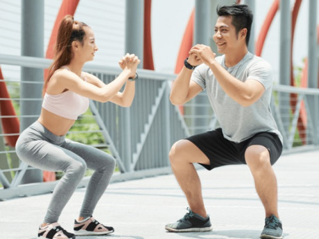 Cậy cơ thể vạm vỡ, chàng HLV squat 300 lần liên tiếp rồi phải đi cấp cứu, ra viện thận vẫn tổn thương