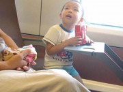 Yêu con - 2 đứa trẻ cùng làm đổ sữa trên tàu, hành vi khác nhau của người bố quyết định tương lai của con