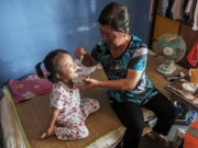 Làm mẹ - Tan làm về nhà vô tình thấy mẹ chồng bỏ thứ gì đó vào bát cháo, phản ứng của con gái khi ăn khiến tôi khóc ngất