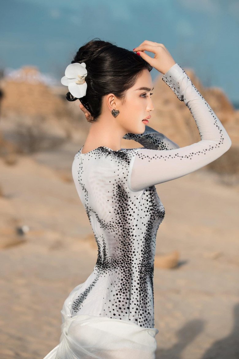 Miss Universe Catriona Gray bất ngờ diện lại đồ của Ngọc Trinh, tạo màn đọ body siêu đỉnh - 7