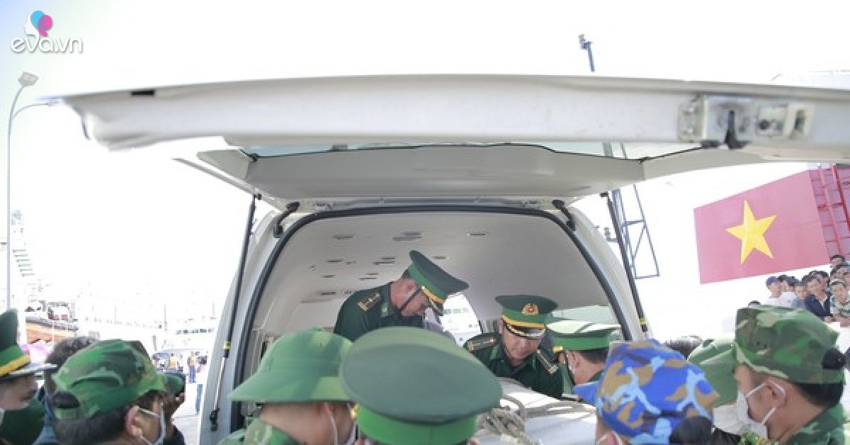 View - Người thân gục khóc bên thi thể ngư dân tàu gặp nạn