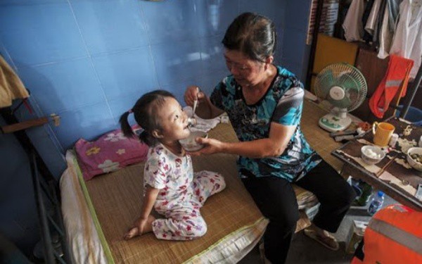 Tan làm về nhà vô tình thấy mẹ chồng bỏ thứ gì đó vào bát cháo, phản ứng của con gái khi ăn khiến tôi khóc ngất - 2