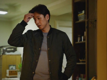 Bị chồng bắt quả tang thân mật với anh hàng xóm trong bếp, người vợ giải thích xong lại đòi ly hôn