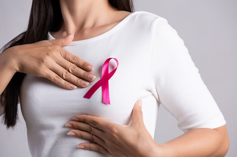 Việc có bộ ngực lớn không làm tăng nguy cơ ung thư vú những những người có bộ ngực dày (mô vú dày) nên cẩn thận. Ngực dày là khi chụp quang tuyến vú, các mô tuyến và mô liên kết màu trắng xám xuất hiện nhiều hơn mô mỡ màu xám đen.
