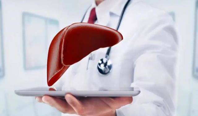 Có những lời đồn đại rằng ăn nhiều tỏi sẽ hại gan vì tỏi có tính nóng. (Ảnh minh họa)