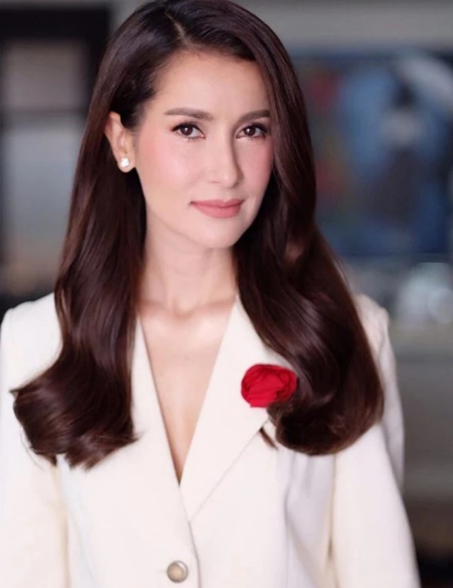 Anne Thongprasom là bông hồng lai Thái Lan, chị đại xứ chùa Vàng.