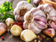 Sức khỏe - Ăn tỏi thường xuyên là “yêu gan” hay “hại gan”? Có một kiểu người chắc chắn không nên ăn tỏi hàng ngày