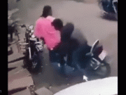 Clip Eva - Cầm thứ cực độc trong tay, người đàn ông ngã khỏi xe máy rồi tử vong