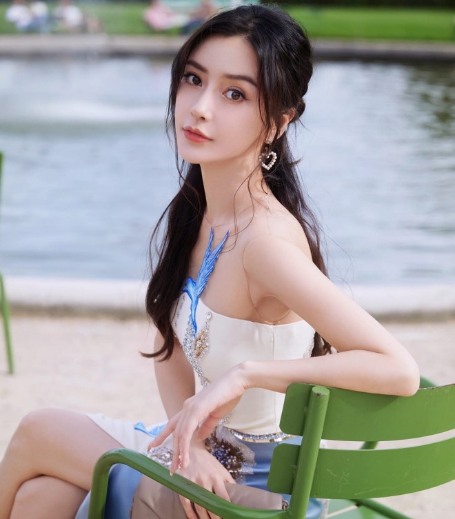 Angelababy gần đây đã vắng bóng khỏi các show thực tế và các phim truyền hình.