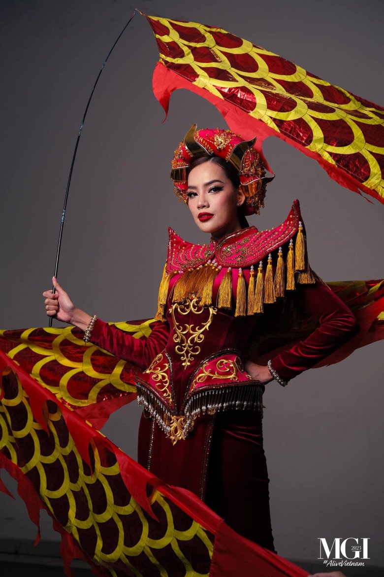 Lê Hoàng Phương diện váy dạ hội thiên nga vàng, đính nghìn viên đá pha lê tại Bán kết Miss Grand International 2023 - 6