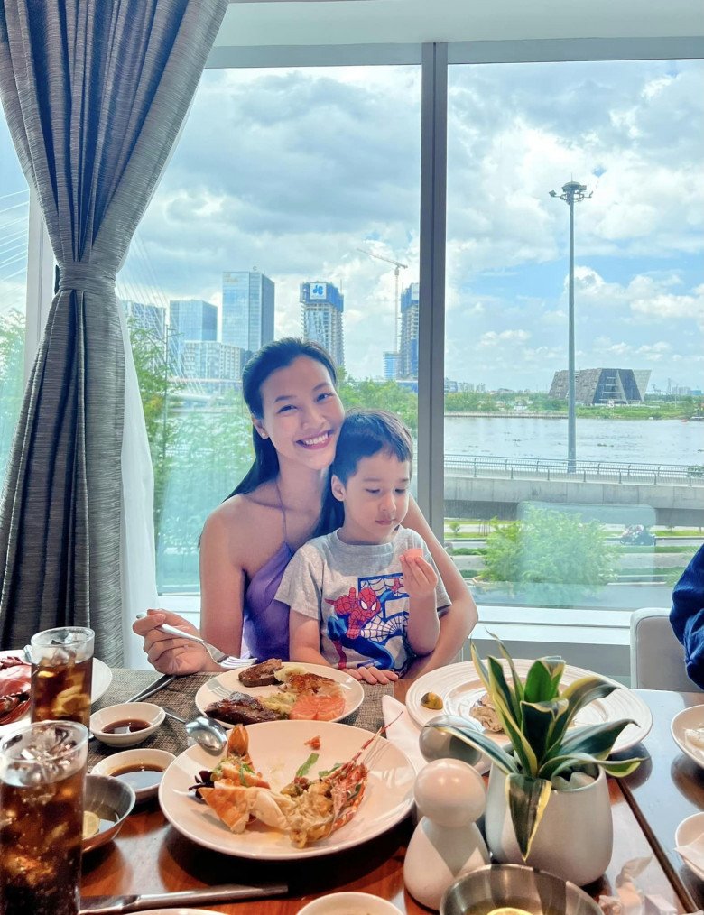 View - Á hậu cưới chồng Tây rình rang cả nước biết, bố mẹ phản ứng không tưởng khi con gái ly hôn