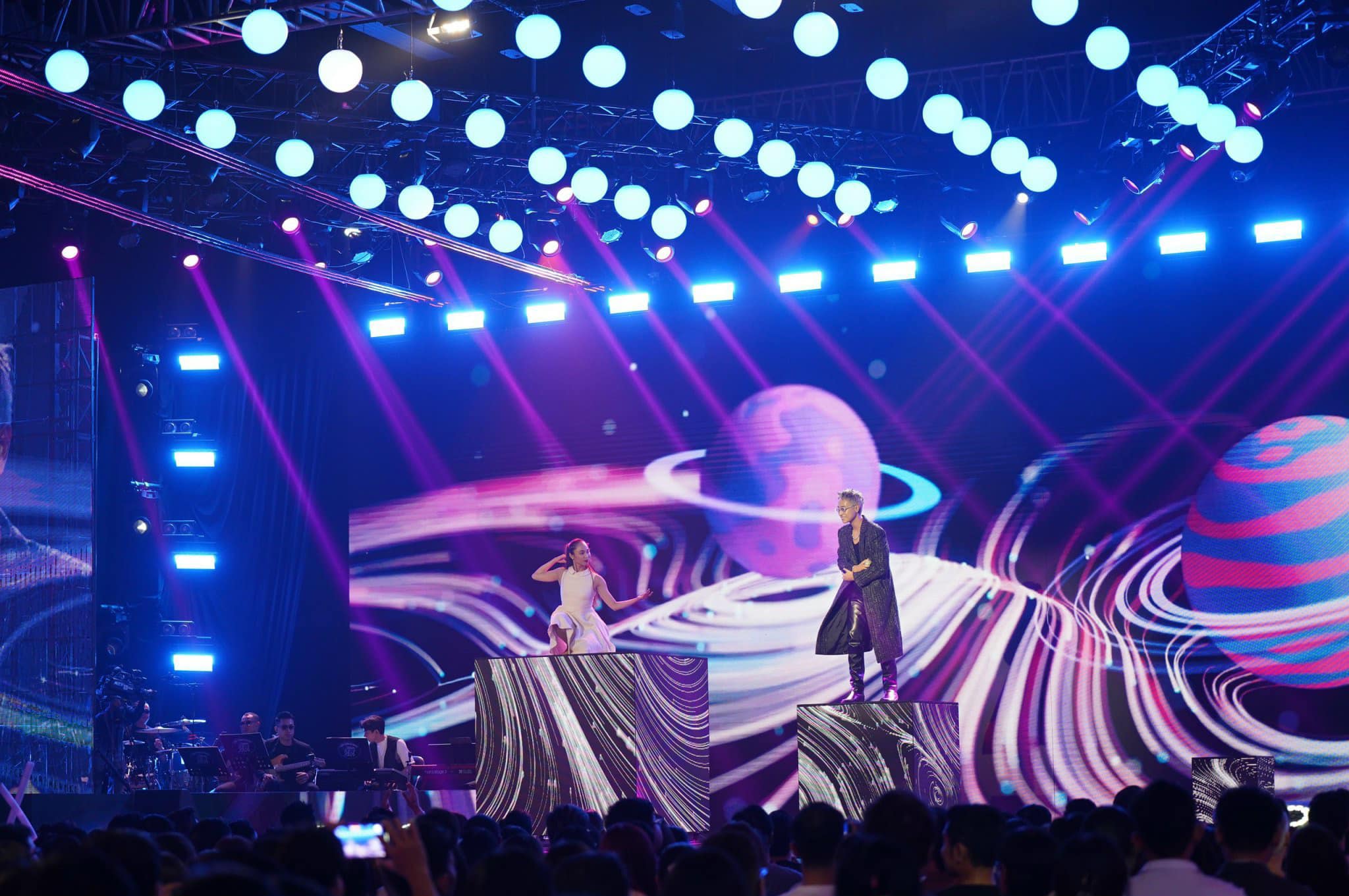 View - Hà An Huy khụy gối khóc khi đăng quang Quán quân Vietnam Idol