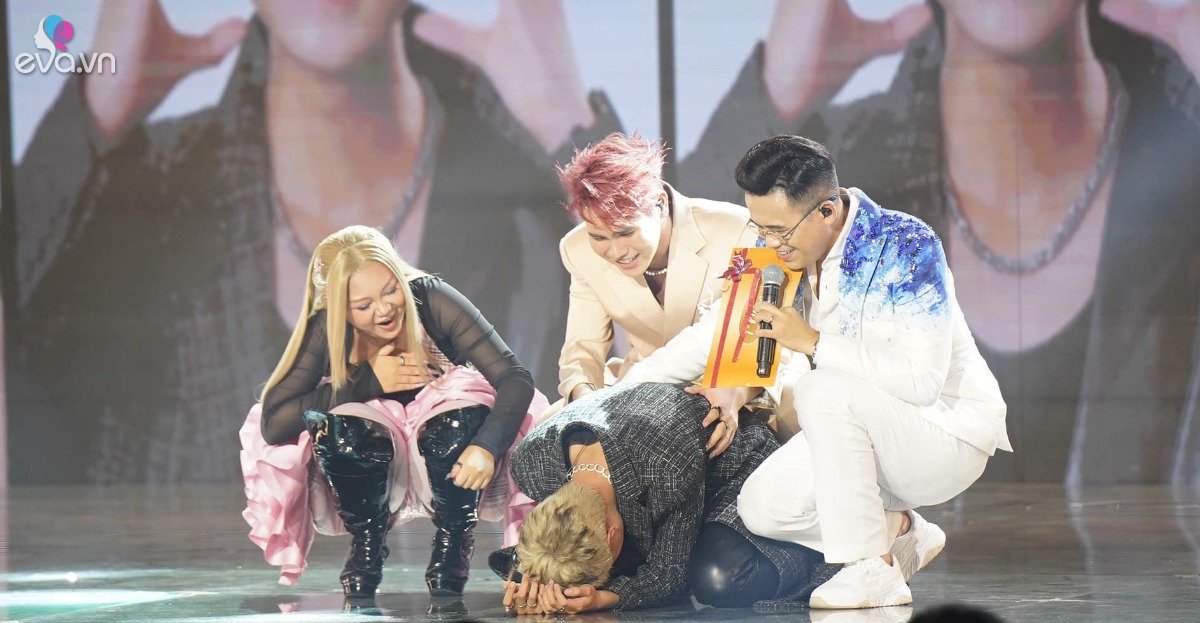 Hà An Huy - con trai nghệ sĩ chèo Minh Phương khụy gối khóc khi đăng quang Quán quân Vietnam Idol - 7