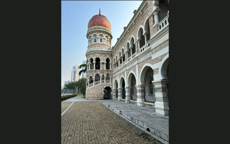 Quảng trường Merdeka nằm ngay trung tâm thành phố, quy tụ nhiều công trình lịch sử của Kuala Lumpur. Lối kiến trúc châu Âu đặc trưng mang đến cảm giác hoài cổ, là địa điểm "must-try" của mọi du khách khi đến Malaysia.
