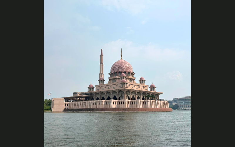 Nhà thờ màu hồng - Putra Pink Mosque đang là địa điểm check-in yêu thích của giới trẻ, vì dáng vẻ mộng mơ hệt những lâu đài trong chuyện cổ tích. 
