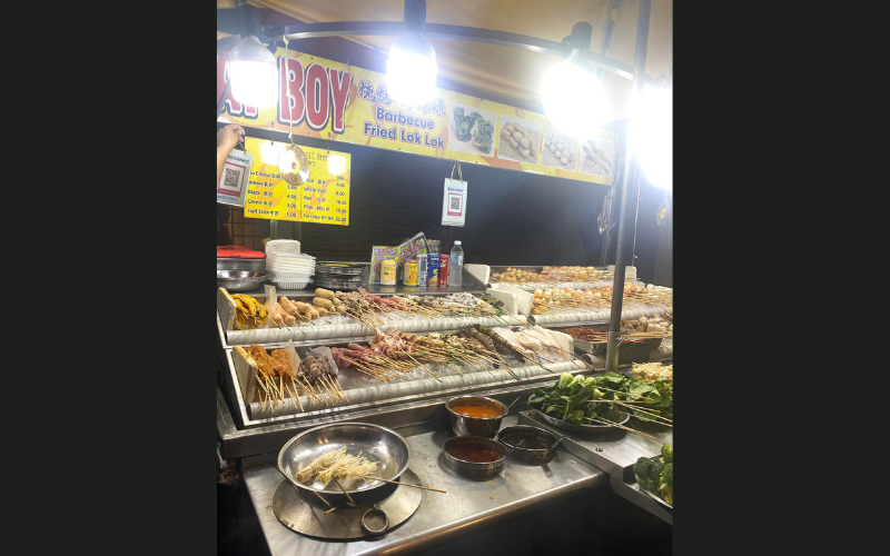 Những món ăn đường phố Malaysia vô cùng đa dạng và đặc sắc, tổng hoà nhiều nền văn hoá và đậm đà gia vị. Bạn có thể thử ở bất kỳ đâu trên đường hoặc các khu vực chợ đêm như Jalan Alor hay China Town.
