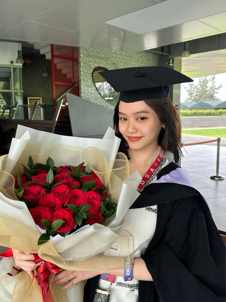 Vợ Gia Kỳ sở hữu ngoại hình xinh đẹp, tốt nghiệp Thạc sĩ.