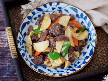 Xào với cần tây xưa rồi, thịt bò đem nấu cùng rau màu trắng nhưng siêu bổ này cực ngon