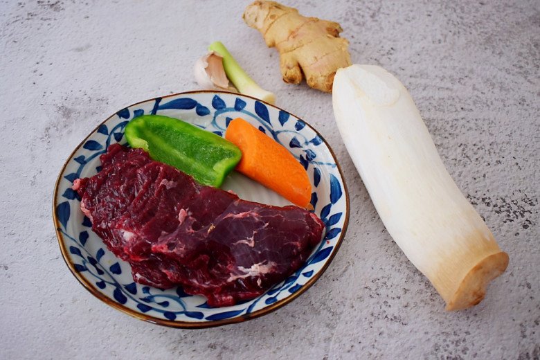 Xào với cần tây xưa rồi, thịt bò đem nấu cùng rau màu trắng nhưng siêu bổ này cực ngon - 1
