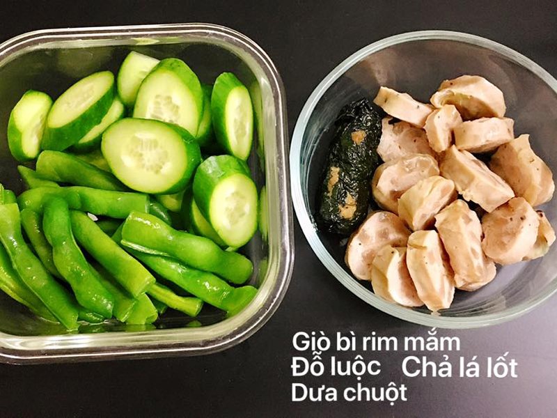 Giò bì rim mắm, đỗ luộc và dưa chuột, chả lá lốt.
