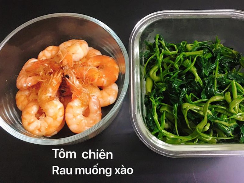 Tôm chiên, rau muống xào.
