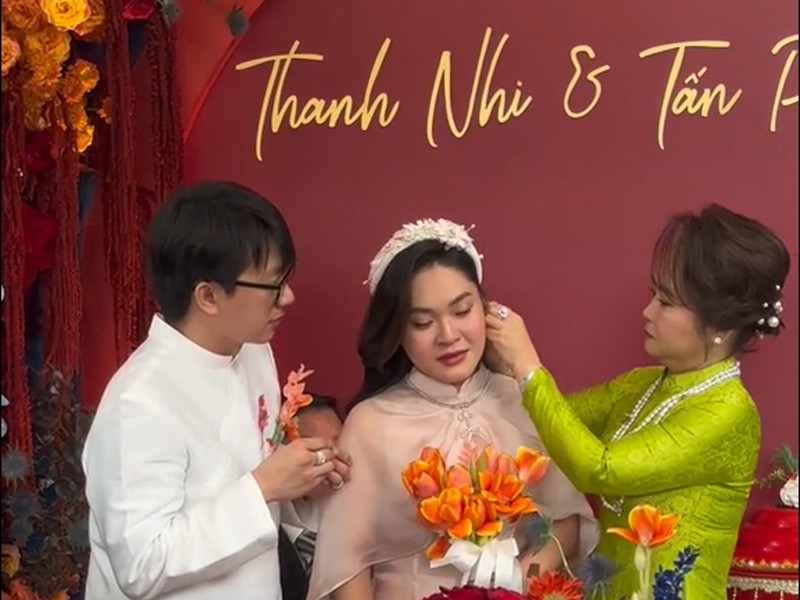 Lê Thanh Nhi (SN 1996) là con gái út của đại gia thuỷ sản Lê Thanh Bạch và Lý Thị Thuỳ Linh. Cuối năm 2022, màn trao của hồi môn trị giá 600 tỷ cho cô dâu Thanh Nhi đã 'gây bão' trên MXH
