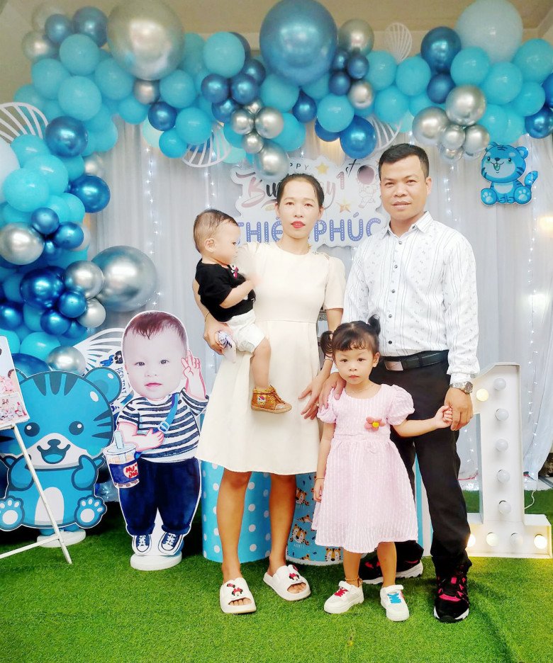 Có 2 con trong tay bế bồng hàng ngày, với vợ chồng chị là 1 kỳ tích. (Ảnh: NVCC)