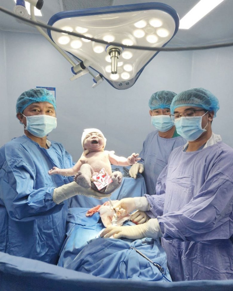 Sau 7 năm hiếm muộn, vợ chồng chị Tình mới may mắn được đón con đầu lòng. (Ảnh: NVCC)