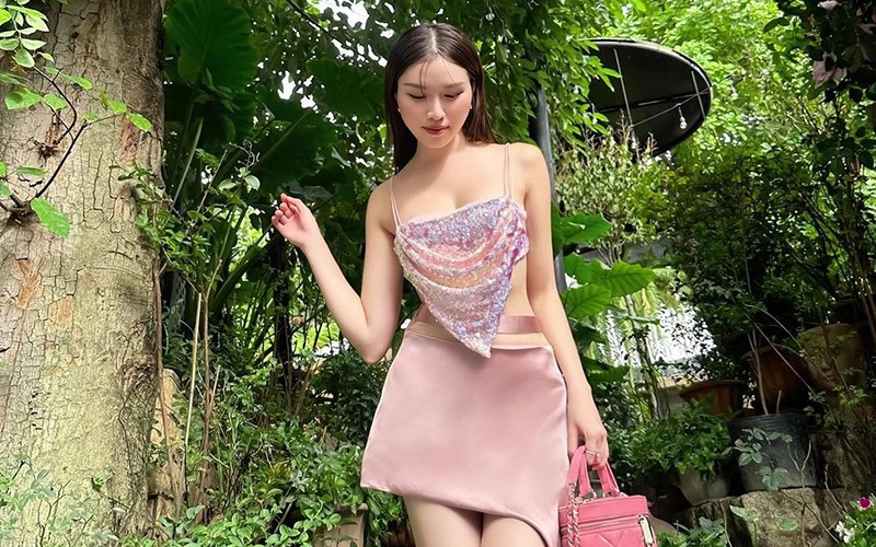 Thanh Thanh Huyền thích trang phục tông hồng pastel cùng những món phụ kiện hàng hiệu, cô phối hợp khéo léo mang lại tổng thể hài hoà và đẳng cấp. 
