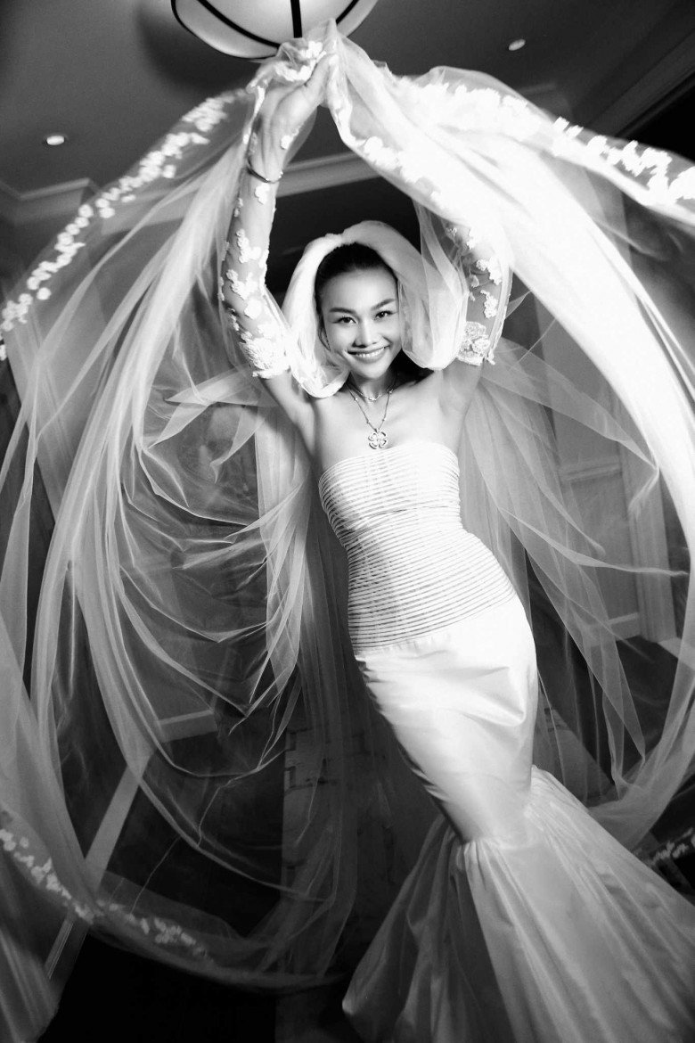 Cô dâu Thanh Hằng diện 3 váy cưới và trang sức tiền tỷ, thể hiện sự tinh tế với chồng bằng một đôi giày - 6