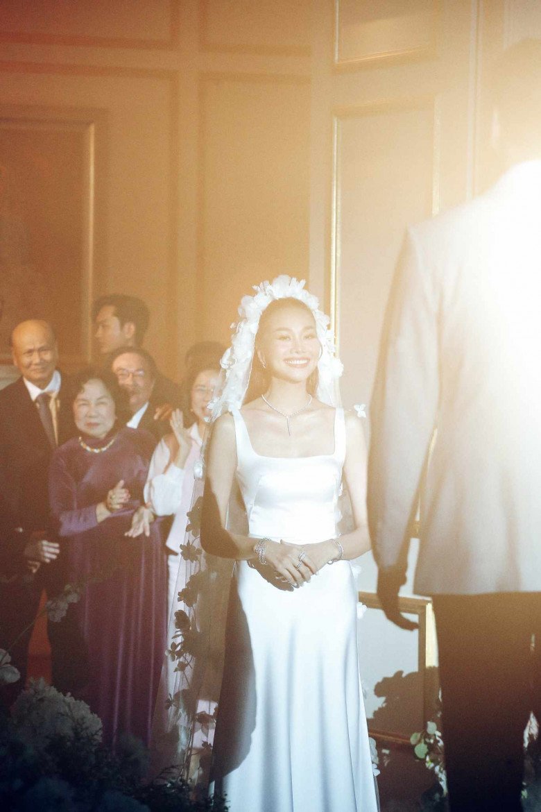 Cô dâu Thanh Hằng diện 3 váy cưới và trang sức tiền tỷ, thể hiện sự tinh tế với chồng bằng một đôi giày - 1