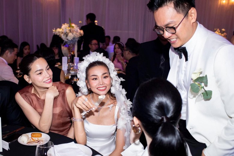 View - Danh tính mỹ nhân bắt được hoa cưới của Thanh Hằng, một nhân vật liên tục vắng mặt làm dân mạng thắc mắc