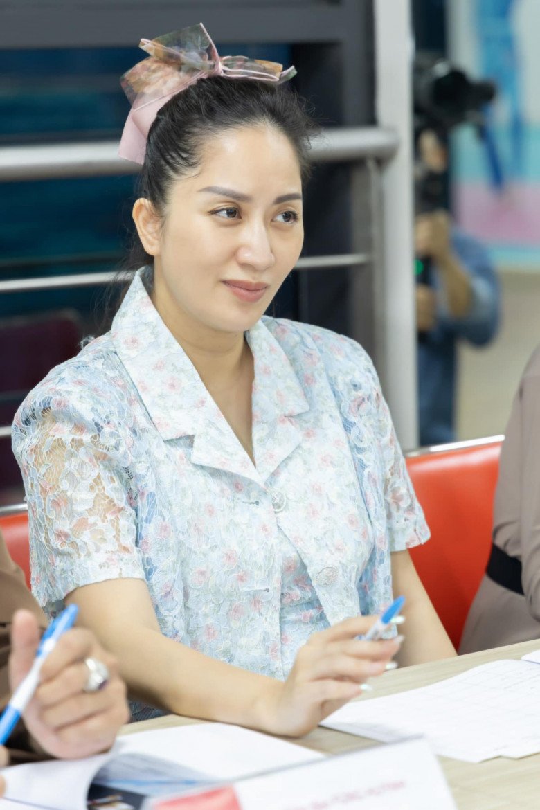 Người đẹp ở những ngày cận sinh vẫn miệt mài cống hiến cho làng thể thao nước nhà. Người đẹp rạng rỡ với gương mặt mộc mạc khi chấm thi hay đi họp ở cả trong nước và quốc tế.