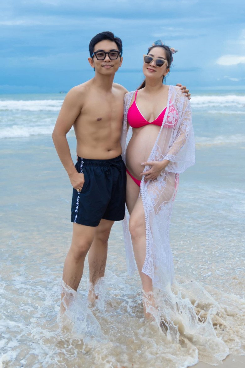 Cô dù hơn ông xã tới cả giáp nhưng khi chung khung hình chẳng mấy chênh lệch vì vẻ đẹp mặn mà, phúc hậu.