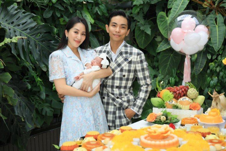 Khánh Thi rạng rỡ trong tiệc đầy tháng con thứ 3 vừa rồi với diện mạo nhẹ nhàng, quý phái.